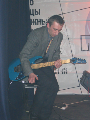Марсианин очень любит играть концерты на чужих гитарах. "Пироги" в Перово, ноябрь 2004