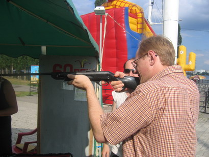 Виталий Иванович пристреливает ружьё.