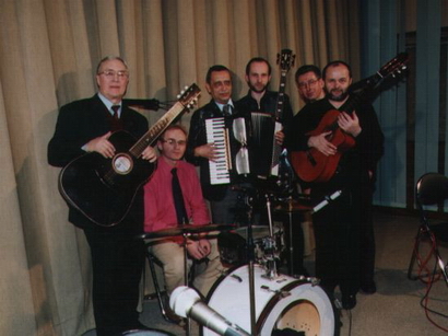 Виталий Иванченко и Петя Архипов в составе ансамбля Кости Беляева. 9 марта 2001 года